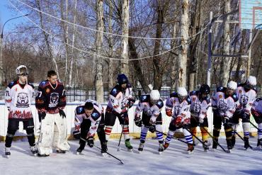 Фото У нас все серьезно: воспитанники челябинских детских домов соревновались в хоккее