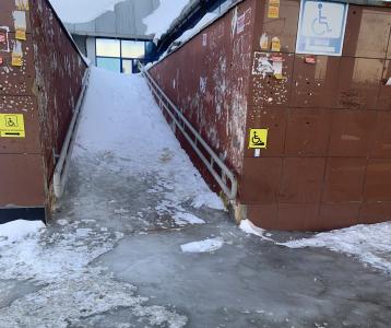 Фото В челябинском ТК из спуска для инвалидов сделали ледяную горку