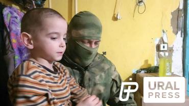 Фото Бойцы рембата шефствуют над многодетной семьей из ЛНР