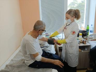 Фото В ЧОКБ установили инсулиновую помпу пожилому пациенту из Ирака