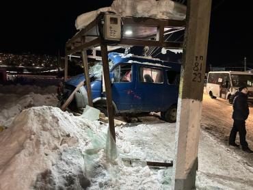 Фото В Златоусте грузовой фургон наехал на остановку, есть пострадавший