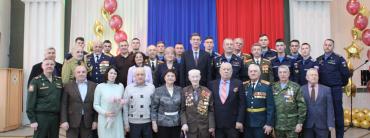 Фото Вместе у одной сцены: в Курчатовском районе прошла встреча ветеранов, курсантов и школьников