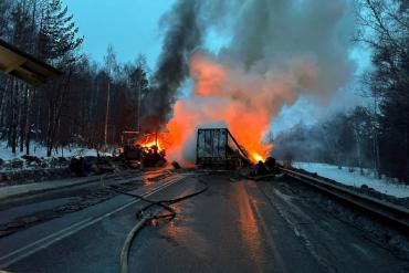 Фото На трассе М-5 в Саткинском районе вспыхнули грузовики, погиб человек