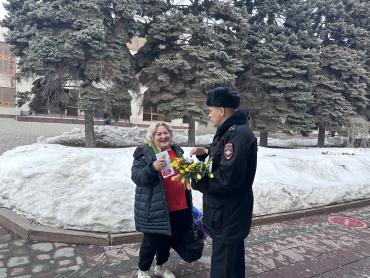 Фото На железнодорожном вокзале Челябинска дежурил &quot;цветочный патруль&quot;