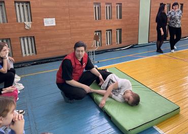 Фото Гости из ЮУГМУ научили школьников Лугового оказывать первую помощь