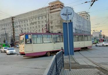 Фото В Челябинске вечером несколько трамвайных вагонов сошли с рельсов, центр встал в пробках 