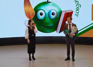 Фото Учитель из Челябинска стал лучшим в дебюте и получил в награду зелёное яблоко