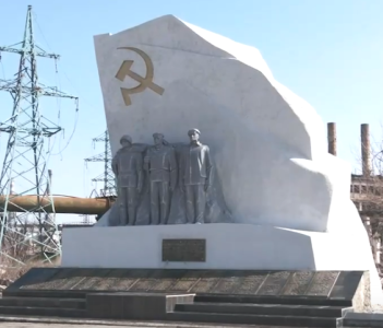 Фото Художник из Челябинской области помогла в восстановлении советского монумента в Мариуполе