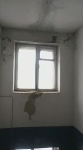 Фото В челябинском доме протекает кровля и разрушается фасад