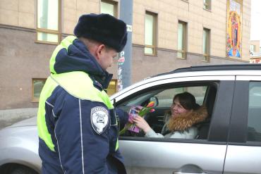 Фото Полицейские Челябинской области поздравляют женщин с наступающим праздником