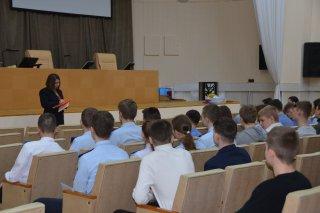 Фото   Сотрудники УФСБ в Челябинске провели встречу с учениками профильного класса