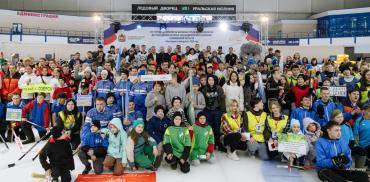 Фото «Мы верим в каждого!»: в Челябинске прошел турнир по хоккею в валенках среди воспитанников детдомов