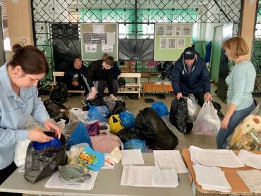 Фото Десятки волонтёров центра РМК помогают пострадавшим от паводка