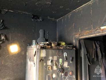 Фото В Челябинске сотрудники МЧС спасли из горящей квартиры женщину