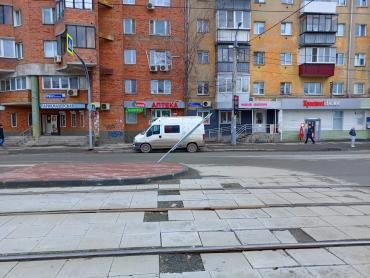 Фото На улице Цвиллинга в Челябинске неведомая сила пригнула к земле дорожный знак 