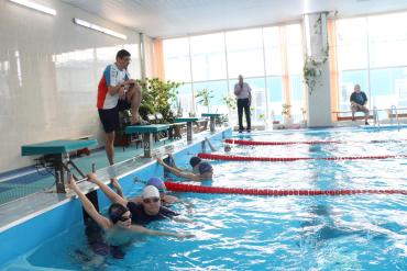 Фото Александр Попов провел мастер-класс по плаванию для юных жителей Пласта