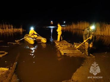 Фото В Кунашакском районе рыбаков на льдине отрезало от берега, идет спасательная операция