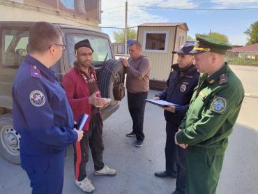 Фото  В Чебаркуле военные следователи искали бывших иностранцев на рынках и стройках