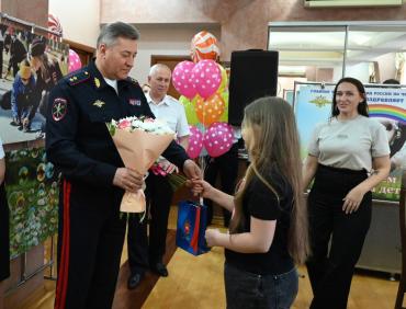 Фото Юные южноуральцы получают подарки от полицейских накануне Дня защиты детей 