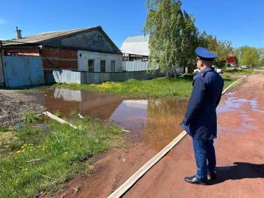 Фото   В Копейске затопило поселок Горняк, ситуацию на месте оценил прокурор