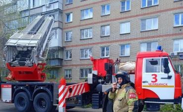 Фото В Челябинске огнеборцы спасли ребёнка, пытавшегося вылезти из балкона на 4 этаже
