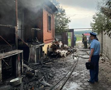 Фото Во время ремонтных работ в доме в Верхнеуральске загорелся подвал, погиб рабочий