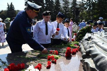 Фото Челябинцы в День памяти и скорби возложили цветы и венки к Вечному огню