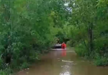 Фото Магнитогорцев, оказавшихся в плену воды, спасатели эвакуировали из сада на лодках