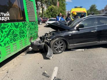 Фото В Челябинске возле Кукольного театра иномарка влетела в автобус