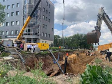 Фото На улице Первой Пятилетки, где образовалась дыра в асфальте, меняют коллектор