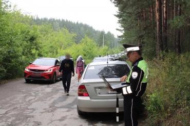 Фото У озера Тургояк эвакуируют автомобили отдыхающих