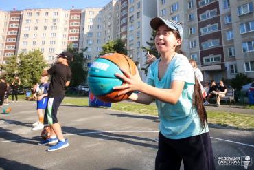 Фото В Ленинском районе Челябинска открылась первая площадка от «Челбаскета»