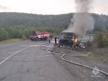 Фото Сгорел дотла: в Башкирии находу загорелся автобус с челябинскими туристами