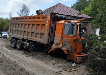 Фото В Миньяре большегруз въехал в жилой дом, водитель в больнице