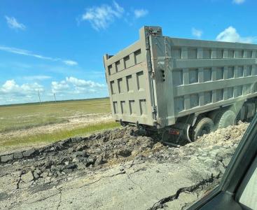 Фото В Октябрьском районе большегрузы «убили» сельскую дорогу