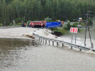 Фото На место размыва плотины водами озера Сырыткуль выехали прокуроры