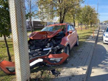 Фото В Челябинске водитель иномарки пострадала при наезде на опору ЛЭП