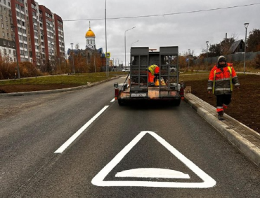 Фото Новая дорога на улице Молдавской в Челябинске обзавелась разметкой