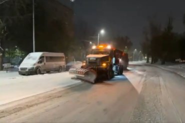 Фото Ночью на дорогах Челябинска полным ходом шла уборка снега