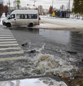 Фото В Калининском районе затопило перекрёсток, идут работы