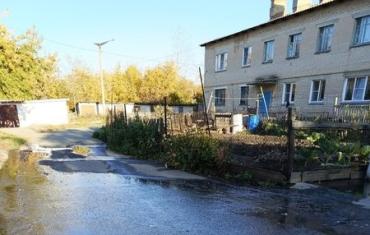 Фото Улицы челябинского поселка заливают канализационные воды