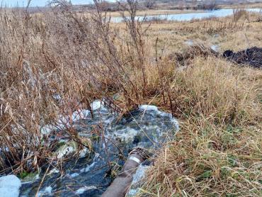 Фото В затопленном поселке Копейска с помощью помпы откачивают воду 