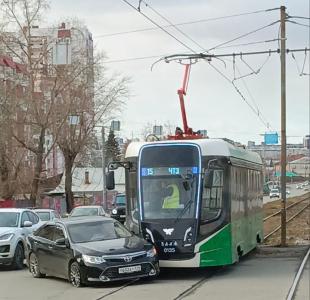 Фото В Челябинске иномарка врезалась в трамвай