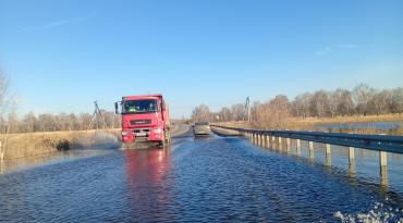 Фото По дороге под Еткулем разлилась река, жители боятся гололеда