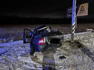 Фото В Копейске во время снегопада «Лада Приора» въехала в электроопору, водитель погиб