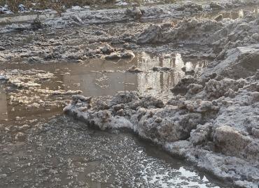 Фото Дворы в Челябинске заливает водой из колодцев