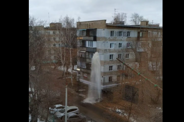 Фото В первый день зимы в Металлургическом районе Челябинска из-под земли забил фонтан (ВИДЕО)