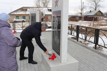 Фото В селе Александровка Еткульского района открыли памятник участникам Великой Отечественной войны