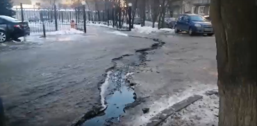 Фото В Челябинске дворы домов на улице Елькина заливают канализационные стоки