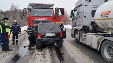 Фото На трассе М-5 под Усть-Катавом «Нива» впечаталась в грузовик: водитель погиб, пассажир в больнице